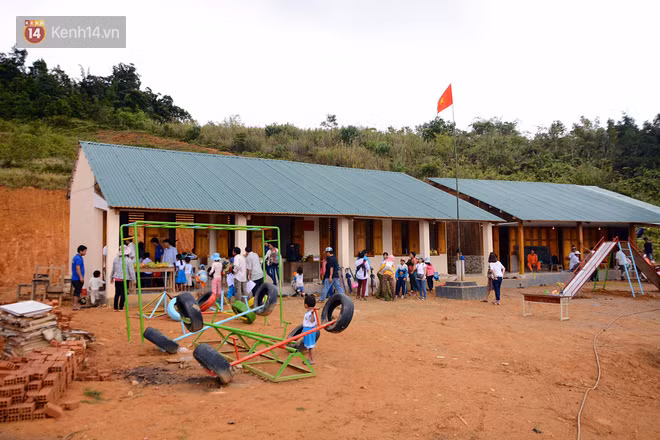 Thương lũ trẻ co ro trong "lớp học chuồng heo", chàng kĩ sư điện ở Đà Nẵng suốt 6 năm miệt mài kêu gọi xây 7 ngôi trường vùng cao - Ảnh 8.