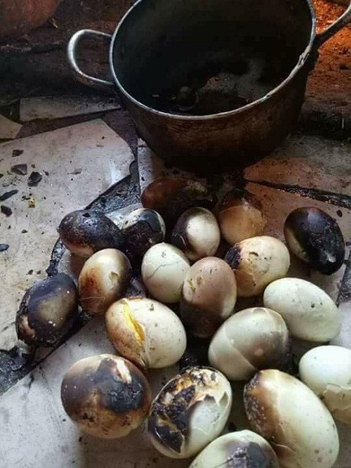 Trứng nướng đáy nồi.