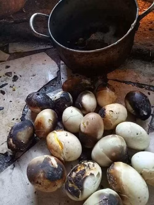 Trứng nướng đáy nồi.