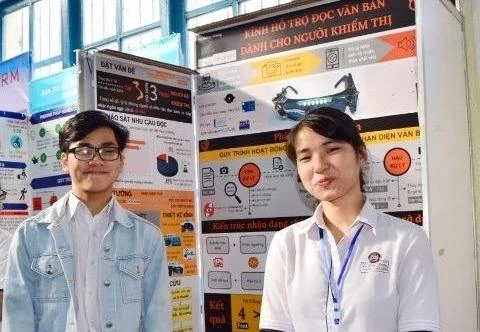 Học sinh chế tạo kính hỗ trợ đọc cho người khiếm thị