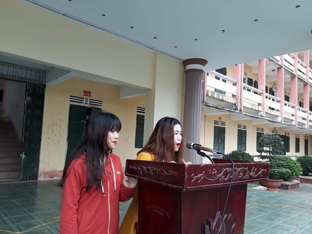 Lê Phương Dung (sinh năm 1998) cư trú xóm 8 Hương Lâm, huyện Hương Khê, tỉnh Hà Tĩnh phải trực tiếp xin lỗi trong 1 buổi sinh hoạt của đoàn trường về việc hiểu nhầm nghi ngờ giữa chồng và em Đặng Thị Loan là học sinh lớp 11A11 trường THPT Hương Khê có mối quan hệ tình cảm - đã đánh ghen và tung clip lên mạng xã hội.