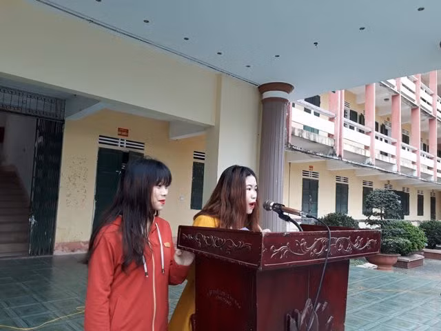 Lê Phương Dung (sinh năm 1998) cư trú xóm 8 Hương Lâm, huyện Hương Khê, tỉnh Hà Tĩnh phải trực tiếp xin lỗi trong 1 buổi sinh hoạt của đoàn trường về việc hiểu nhầm nghi ngờ giữa chồng và em Đặng Thị Loan là học sinh lớp 11A11 trường THPT Hương Khê có mối quan hệ tình cảm - đã đánh ghen và tung clip lên mạng xã hội.