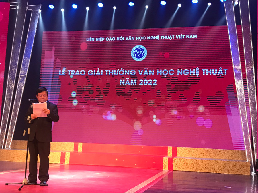 Nhạc sĩ Đỗ Hồng Quân - Chủ tịch các Hội Văn học nghệ thuật Việt Nam công bố các tác phẩm đoạt giải. Nhạc sĩ Đỗ Hồng Quân - Chủ tịch các Hội Văn học nghệ thuật Việt Nam công bố các tác phẩm đoạt giải.