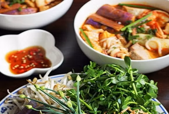 ​Bún mắm thơm ngon ăn kèm với rau sống thì không còn gì bằng.