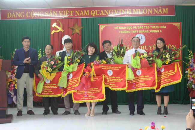 Đại diện Sở GD&ĐT Thanh Hóa trao cờ lưu niệm cho các đơn vị tham gia Hội thảo