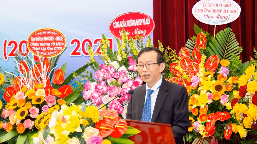 GS.TS Nguyễn Văn Minh, Hiệu trưởng Trường ĐHSP HN phát biểu chúc mừng tập thể cán bộ giảng viên khoa CTXH.