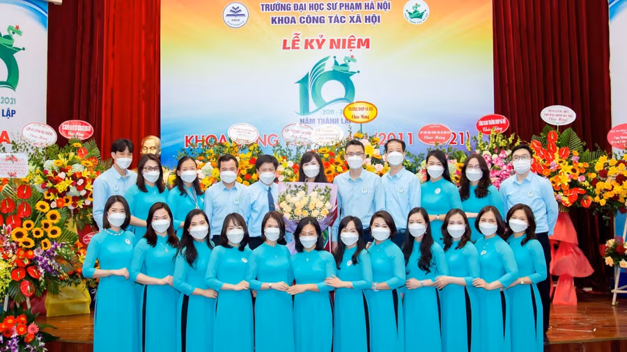 Tập thể cán bộ, giảng viên khoa CTXH - Trường ĐHSP Hà Nội.