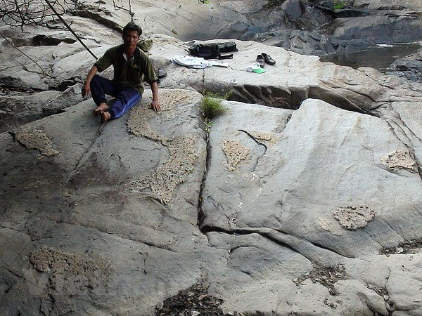 Phiến đá nổi lên hình ảnh về bản đồ Việt Nam ảnh 2 Phát hiện phiến đá nổi lên hình ảnh về bản đồ Việt Nam - Hình 2