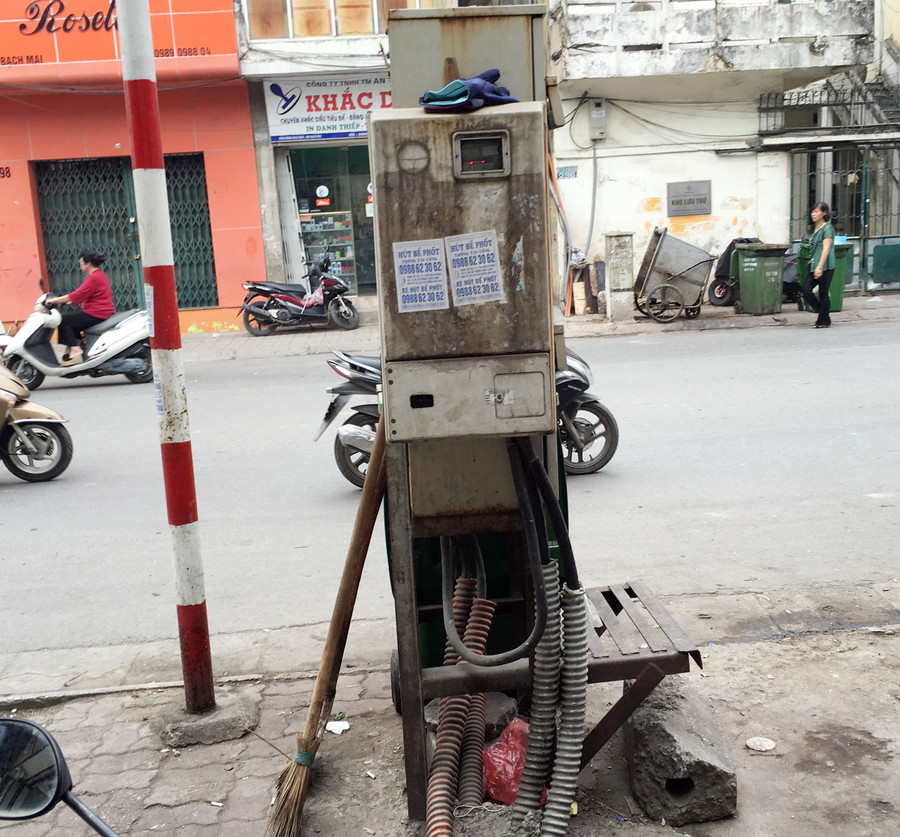 Nhiều tủ điện lộ cả dây ra ngoài Nhiều tủ điện lộ cả dây ra ngoài