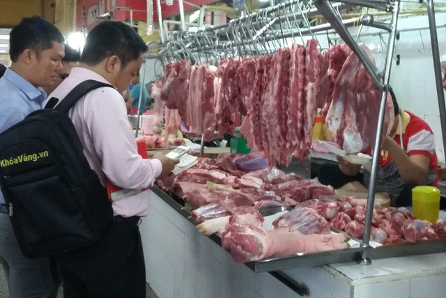 Thực phẩm tươi sống còn nhiều mối nguy ảnh 1 Thịt heo (lợn) được bán tại chợ Bến Thành với cam kết đảm bảo chất lượng