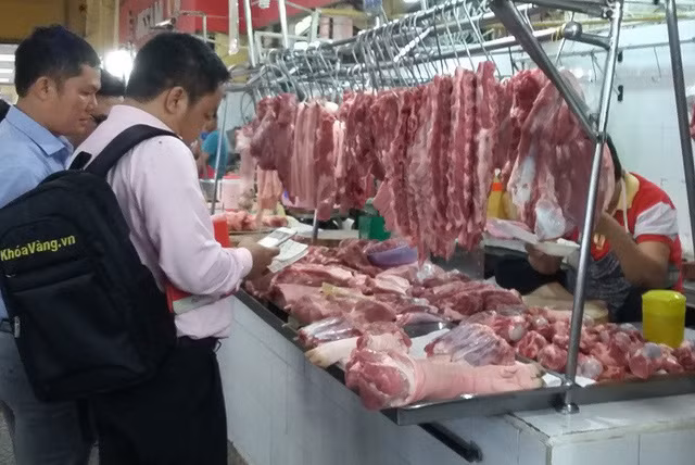 Thịt heo (lợn) được bán tại chợ Bến Thành với cam kết đảm bảo chất lượng