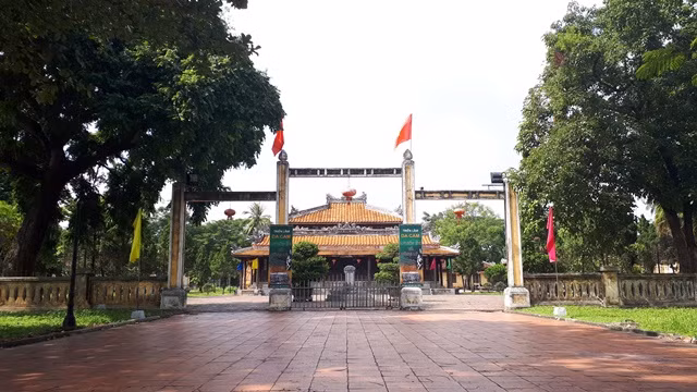 Hàng chục năm nay, Bảo tàng Lịch sử Thừa Thiên – Huế “ăn nhờ, ở tạm” trong khuôn viên di tích Quốc Tử Giám Hàng chục năm nay, Bảo tàng Lịch sử Thừa Thiên – Huế “ăn nhờ, ở tạm” trong khuôn viên di tích Quốc Tử Giám