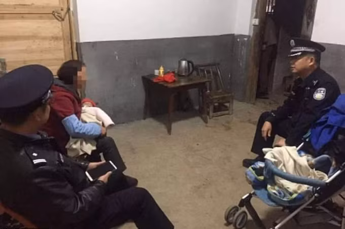 Bố Trung Quốc bán con gái 10 ngày tuổi vì muốn có con trai