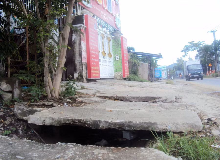 Miệng cống “mở nắp” ngay trước cửa trường mầm non