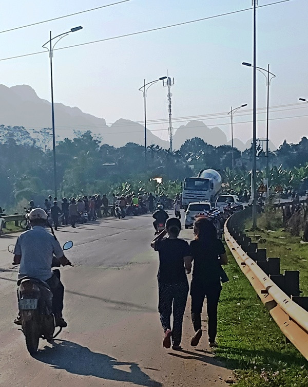 Nhiều người dân hiếu kỳ kéo đến xem vụ việc. Nhiều người dân hiếu kỳ kéo đến xem vụ việc.