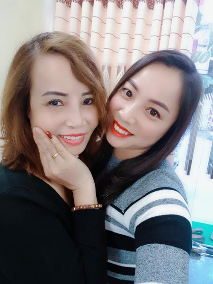 Những bức ảnh này đã qua phần mềm chỉnh sửa nhưng nếp nhăn ở khóe mắt vẫn hiện rõ.