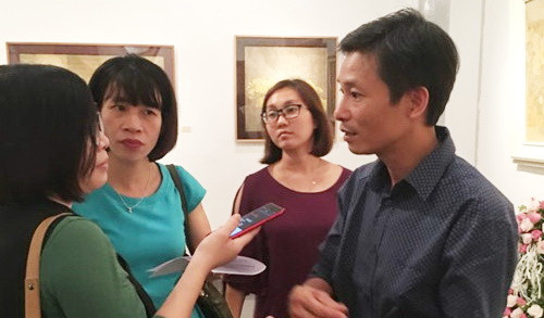 Họa sỹ Vũ Thái Bình trò chuyện cùng các phóng viên báo, đài tại triển lãm “Sắc Dó 2018”