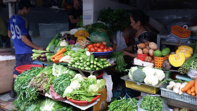 Thực phẩm tươi sống còn nhiều mối nguy ảnh 3 Các loại rau luôn có tiềm ẩn nguy cơ tồn dư thuốc trừ sâu, thuốc bảo vệ thực vật