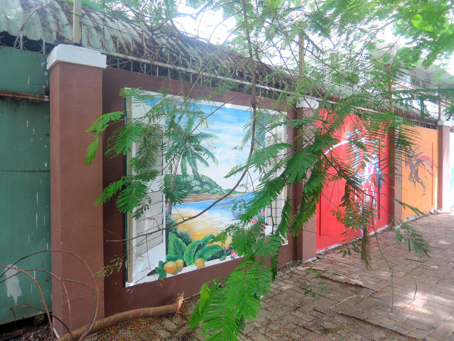 Cành cây che “bích họa”