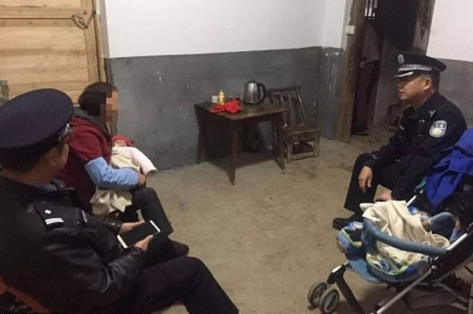 Em bé được cảnh sát trao trả lại cho bà và mẹ đẻhôm 15/10 ở Nghĩa Ô, tỉnh Chiết Giang. Ông bố bán con gái mới sinh cho người lạ vì muốn có con trai - 1