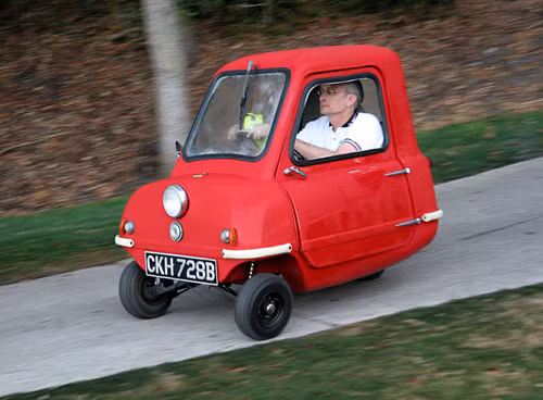 Xe Peel P50 với chiều dài 1.370mm, rộng 1.041mm, cao 1.200mm và trọng lượng chỉ 59kg đã được sách kỷ lục thế giới Guinness công nhận là ô tô nhỏ nhất thế giới. nhung-thu-nho-xiu-kho-tin-tren-khap-the-gioi-3