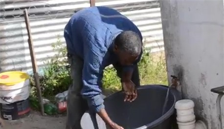 Cụ ông 101 tuổi vẫn còn lao động và tắm nước lạnh hàng ngày. Ảnh:Daily Sun.