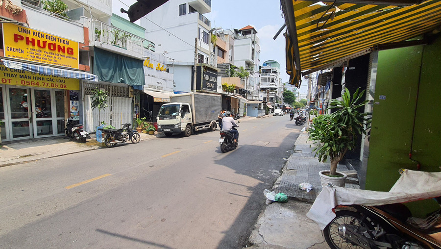 Khu vực chị N. bị 2 đối tượng cướp giật túi xách.