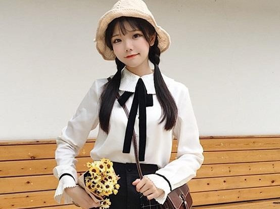 Loại váy dài dáng suông màu không quá nổi bật được yêu thích bởi các cô nàng yêu phong cách đơn giản, thanh lịch.