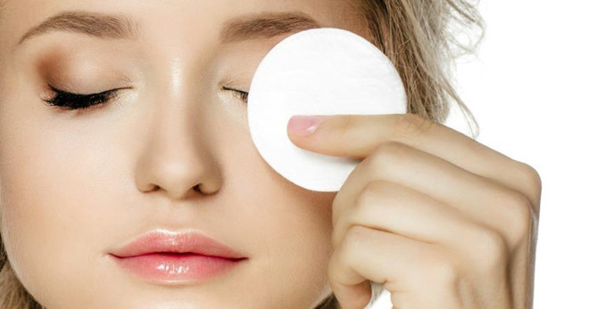 4 lỗi tẩy trang khiến da ngày càng nhiều mụn ảnh 3 Da ngay cang nhieu mun vi mac phai 4 loi tay trang nay hinh anh 3