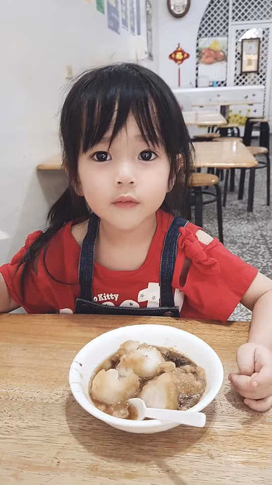 be gai 3 tuoi qua dep, co mau giao tiet lo “cac be trai o lop ai cung de y” - 1