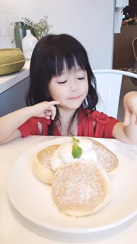 be gai 3 tuoi qua dep, co mau giao tiet lo “cac be trai o lop ai cung de y” - 5