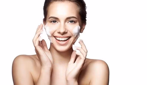 Ngoài tẩy trang, rửa mặt cũng là bước không thể thiếu trong quy trình làm sạch da. Ảnh: picgra.com.