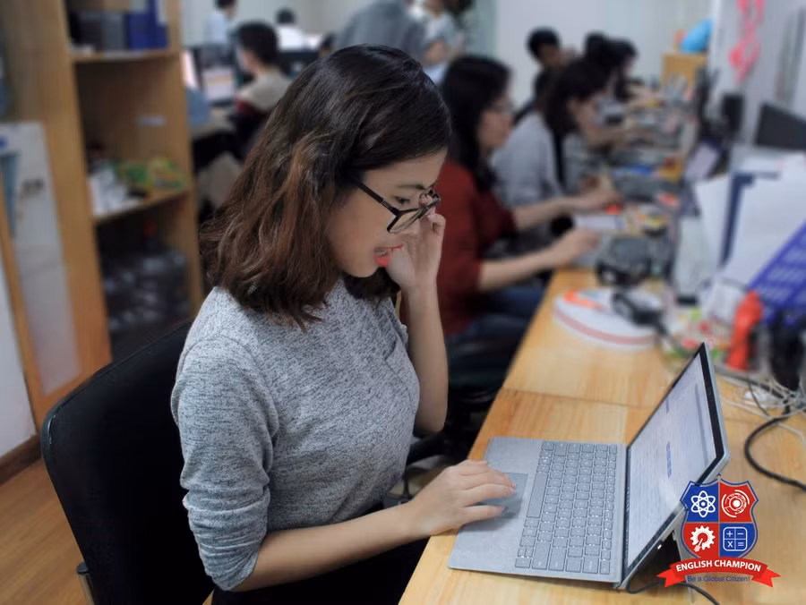 Đội ngũ kỹ thuật viên túc trực, hỗ trợ thí sinh dự thi