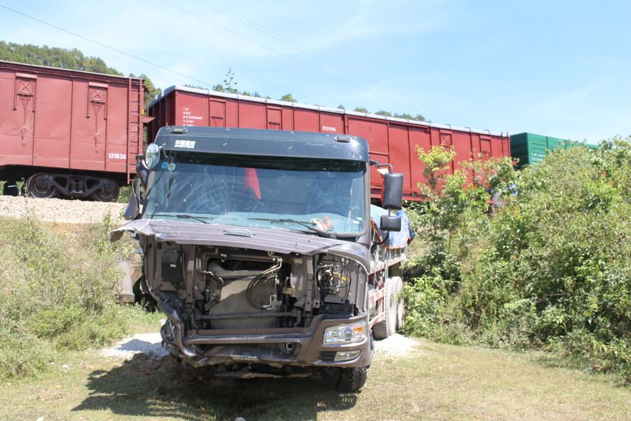 Xe ô tô tải va chạm với đầu máy bi biến dạng, méo mó