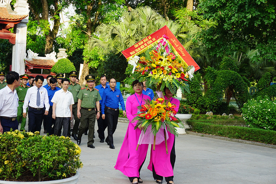 Các đại biểu và đoàn viên dâng hương, dâng hoa tại khu di tích Kim Liên