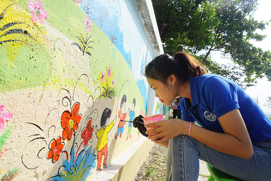 Thực hiện con đường bích họa tại trường MN Làng Sen