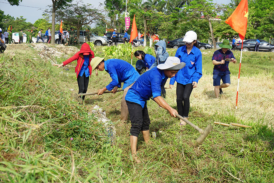 Sau lễ phát động, đoàn viên ra quân làm thủy lợi nạo vét kênh mương
