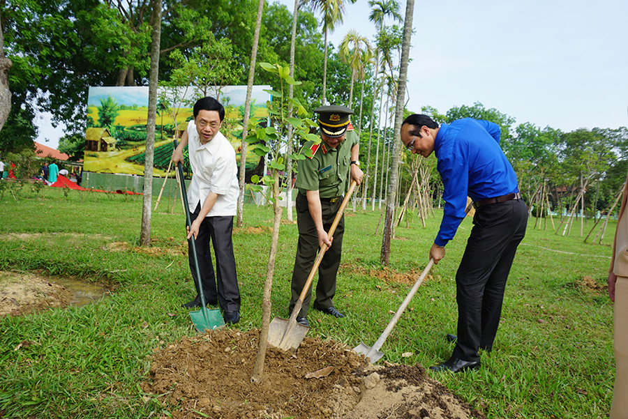 Trồng cây xanh tại khu di tích Kim Liên, Nam Đàn, Nghệ An