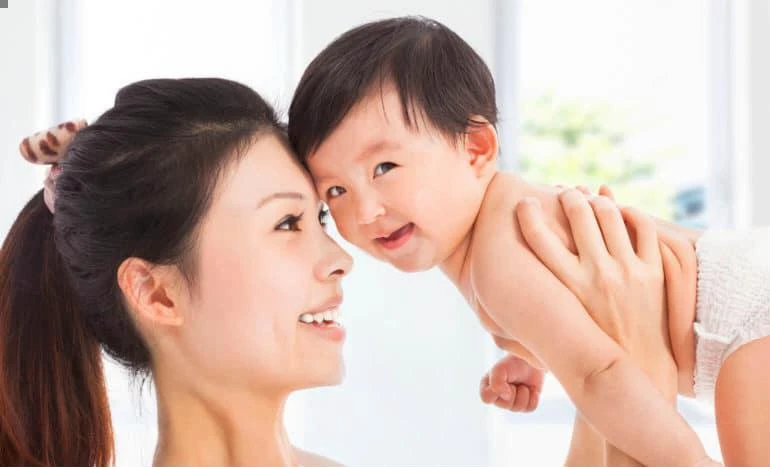 Bỏ ngay 4 thói quen của trẻ sơ sinh khiến con lớn lên “kém xinh“