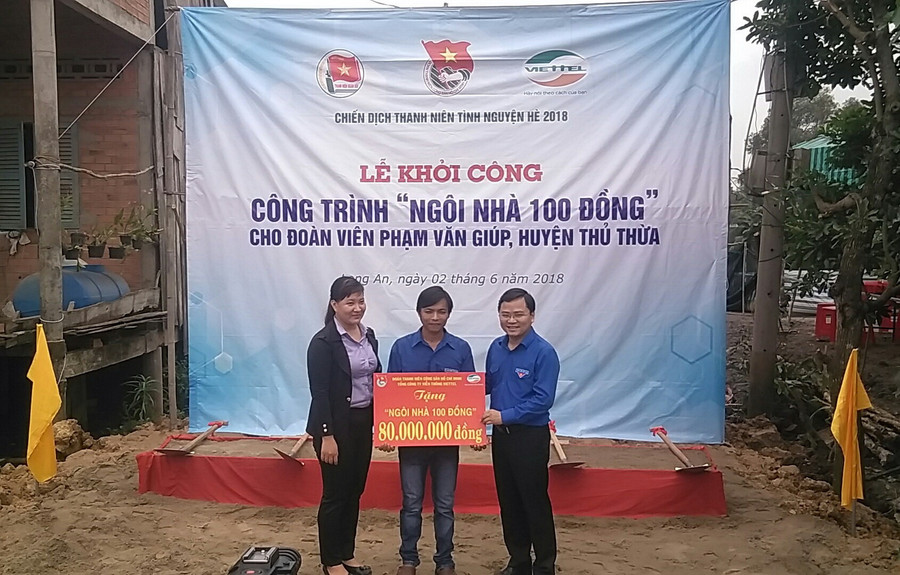 Đại diện Trung ương Đoàn và nhà tài trợ tặng “ Nhà 100 đồng” tại xã Long Thạnh, H. Thủ Thừa, tỉnh Long An