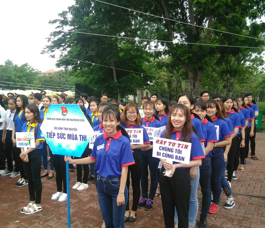 Rất đông các SV trường CĐ Sư phạm Long An tham gia đội hình “Tiếp sức mùa thi”