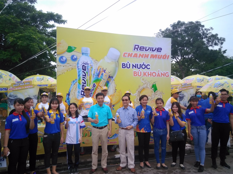 Đại diện nhà tài trợ Suntory PepsiCo VN chụp hình lưu niệm với các chiến sĩ tình nguyện