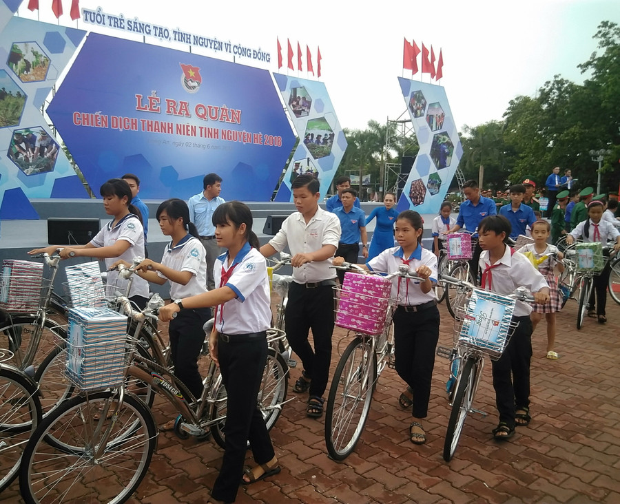 Ban tổ chức tặng 30 chiếc xe đạp và quà cho 30 em HS có hoàn cảnh khó khăn của tỉnh Long An