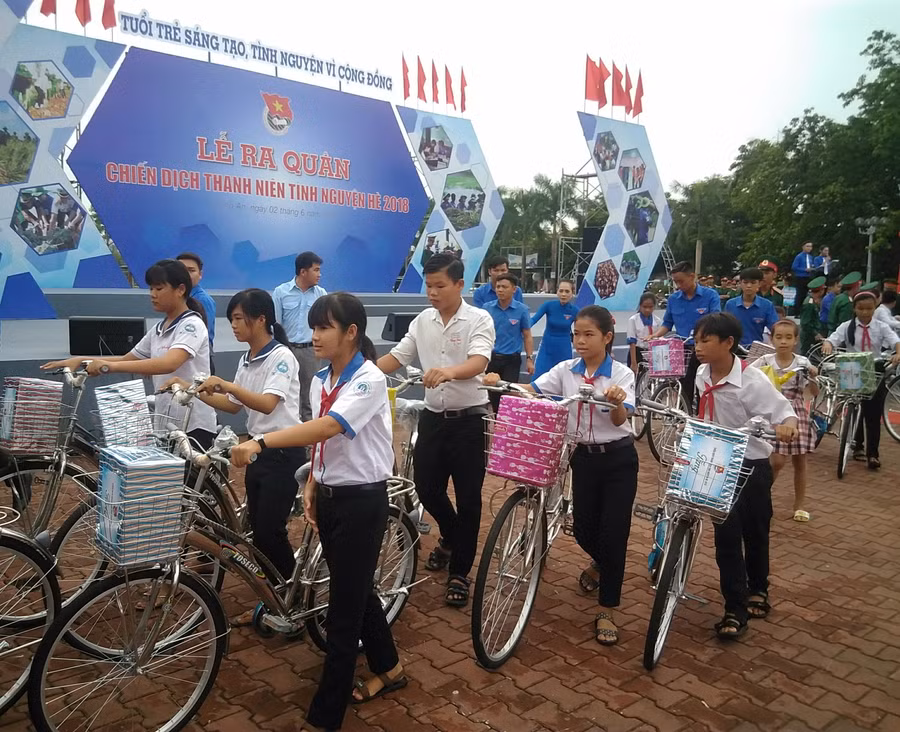 Ban tổ chức tặng 30 chiếc xe đạp và quà cho 30 em HS có hoàn cảnh khó khăn của tỉnh Long An