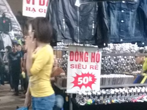 Hàng Trung Quốc giá rẻ bày bán tại chợ đêm.