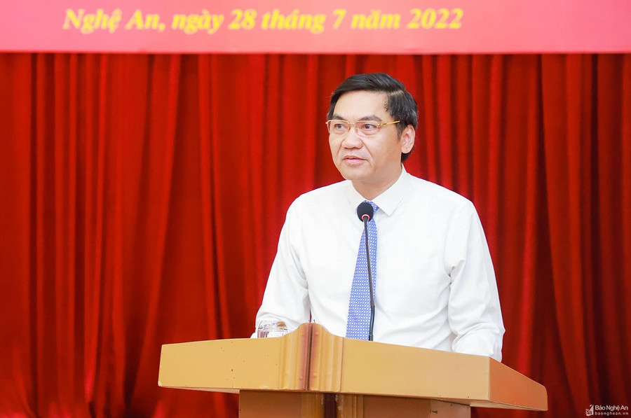Tân Phó Bí thư Tỉnh ủy Nghệ An phát biểu nhận nhiệm vụ. Ảnh: Báo Nghệ An Tân Phó Bí thư Tỉnh ủy Nghệ An phát biểu nhận nhiệm vụ. Ảnh: Báo Nghệ An