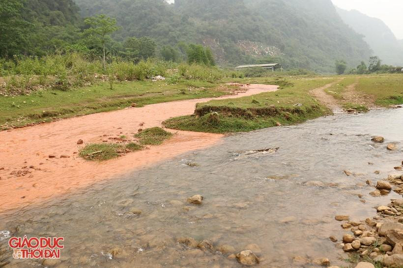 Một phụ lưu có dòng nước trong xanh giao nhau với sông Nậm Tôn tại bản Giuộc, xã Liên Hợp (Ảnh chụp vào tháng 5/2022).