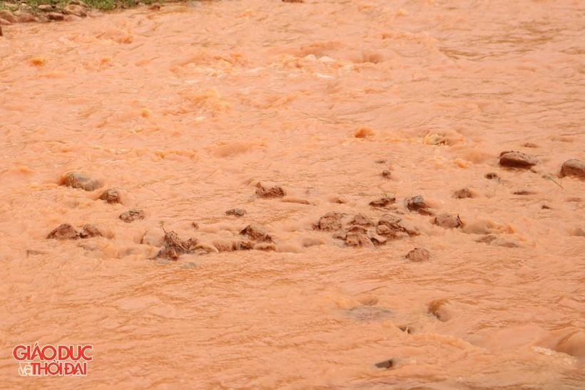 Dòng sông đỏ ngầu quanh năm (Ảnh chụp vào tháng 5/2022).