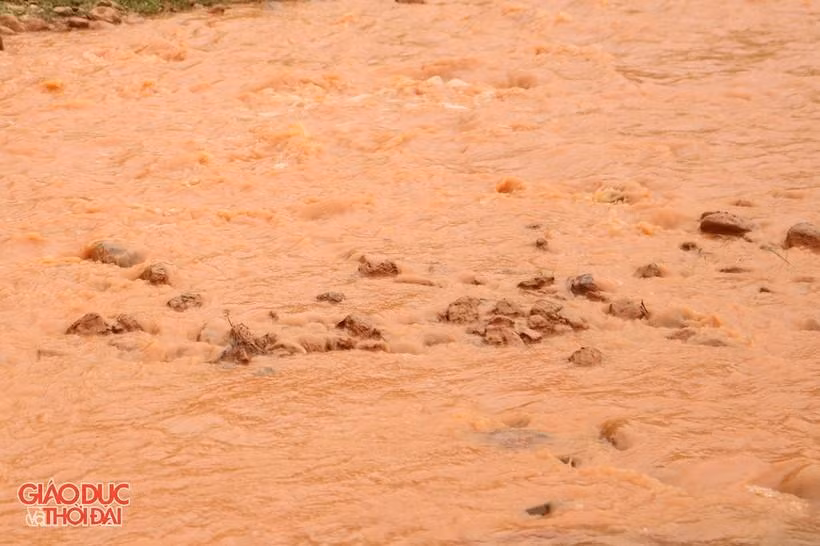 Dòng sông đỏ ngầu quanh năm (Ảnh chụp vào tháng 5/2022).