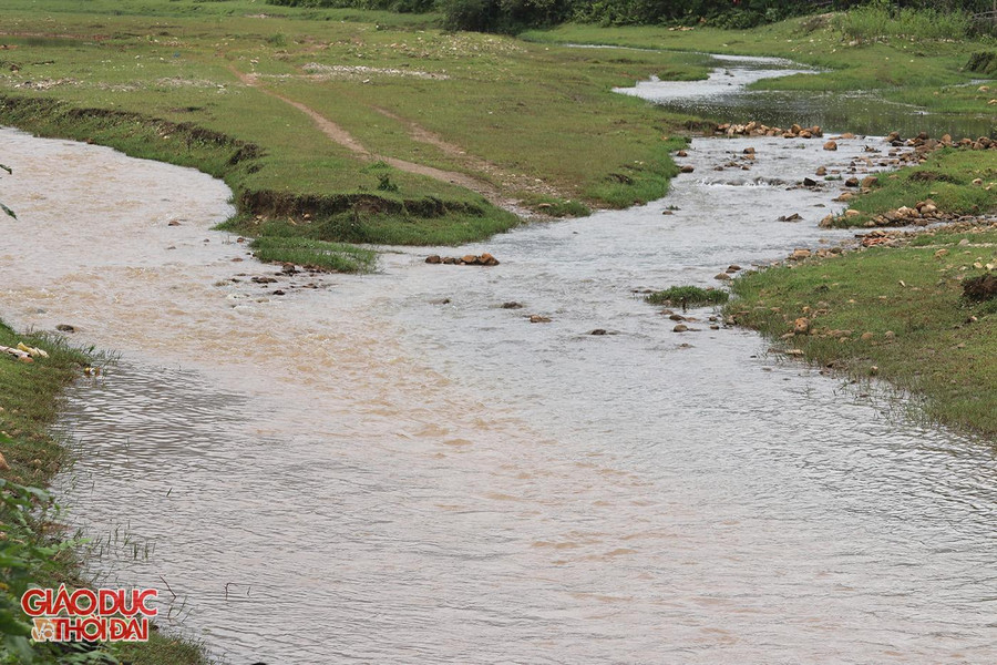 Sông Nậm Tôn trong xanh hơn thời điểm cách đây 1 tháng.